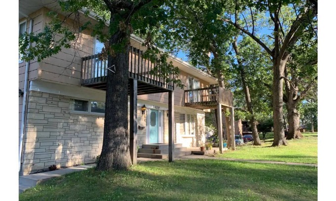 Cedar Rapids Apartment | Spacious Newly remodeled 2 bedroom with natural sunlight.