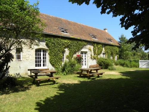 Asnieres-en-Bessin House | Spacious Normandy Haven