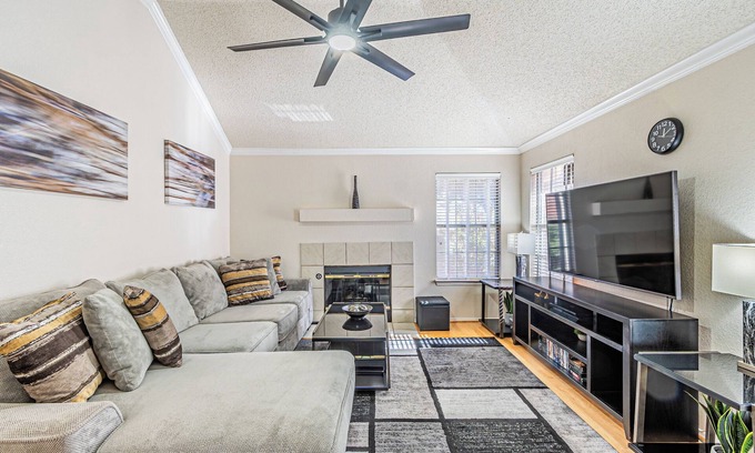 Far North Dallas House | Spacious North Dallas Home with 2 Living Areas – Great for Work and Relaxation