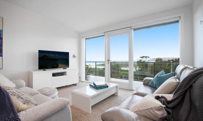 Collaroy House | Spacious Oceanview Escape with Pool & Cabana