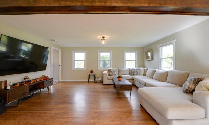 Oxford House | Spacious Oxford Home with Pool - 4 Mi to Lake!
