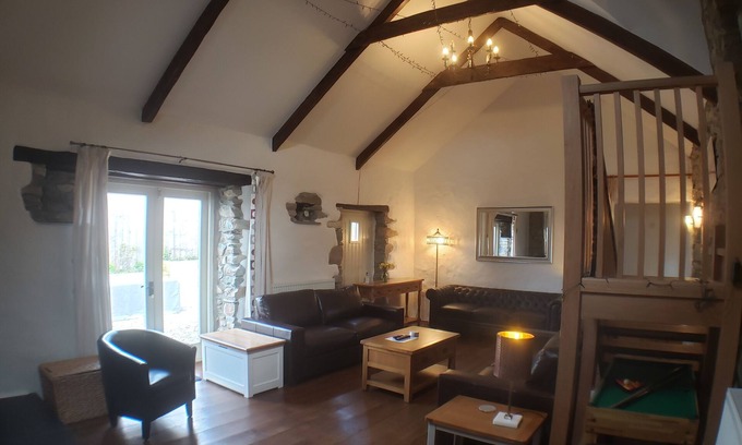 St Brides House | Spacious, Quality, Pet Friendly Barn Conversion. In lovely rural setting.
