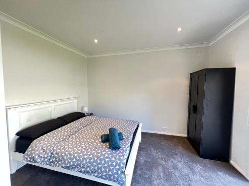Seven Hills House | Spacious Queen Room next to Station and Shopping Centre - SH2