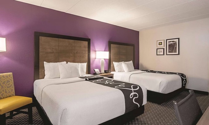 Oakdale Hotel | Spacious Queen Suite, La Quinta, Shuttle Service, Minutes to The Arts District