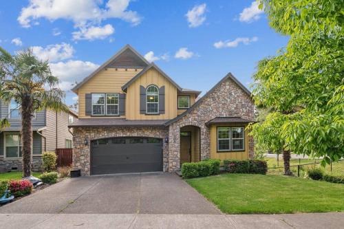 Cedar Hills Villa | Spacious, Quiet, private, 5 BR Near Portland DT