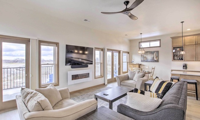 Pipe House | Spacious Recently Built Home < 1 Mi to Lake!
