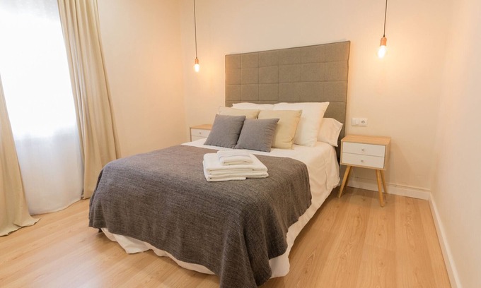 Logrono City Centre Apartment | Spacious & Renovated 2BR Apt with Parking, Near Calle Laurel, Logroño