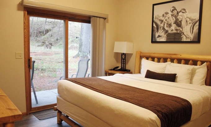 Iron Mountain Hotel | Spacious Room Steps from Timber Stone Golf Course - Relaxing Getaway