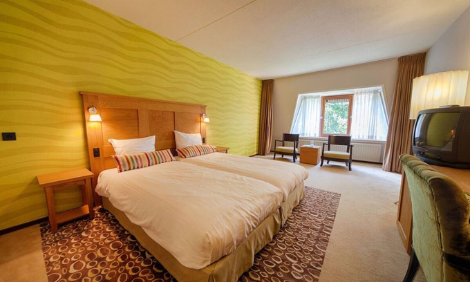 Rijssen Hotel | Spacious Room with Balcony! Indoor Pool, Free Parking! Near Hollands Schwarzwald