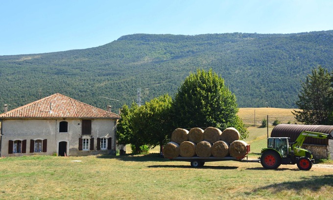 La Palud-sur-Verdon Hotel | Spacious rustic house in the middle of the fields and near the village