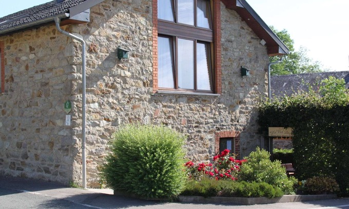 Ondenval House | Spacious Stay with Terrace