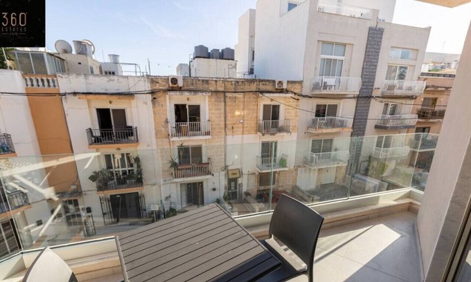 St. Andrew's Apartment | Spacious suite perfect for short/long stays & WIFI