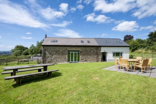 Pentrefelin House | Spacious Teilo Barn Near Castles & Hiking Trails