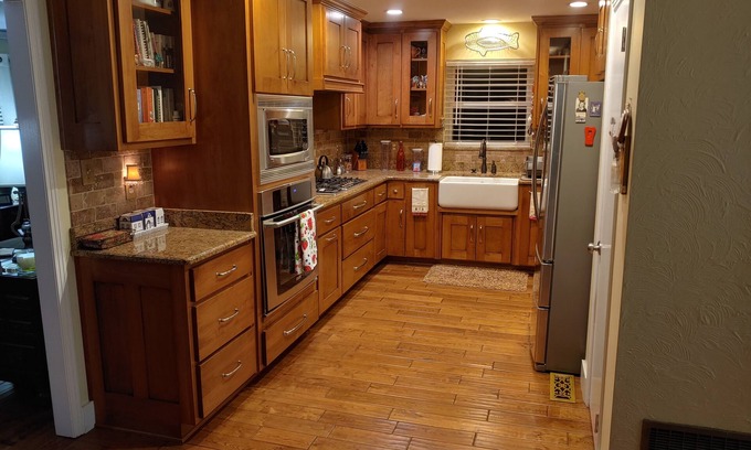 Gardendale House | Spacious Terracotta Brick One Level W/Screened In Porch. Free wi-fi.