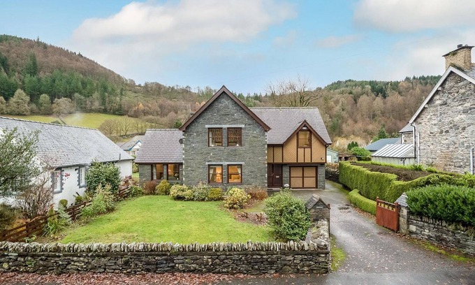 Gwynedd- Snowdonia Cottage | Spacious Three Bedroom Holiday Cottage in Betws y Coed | Creigia-Betws