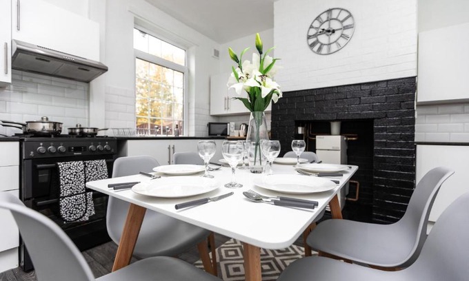 Hemsworth House | Spacious three bedroom property!