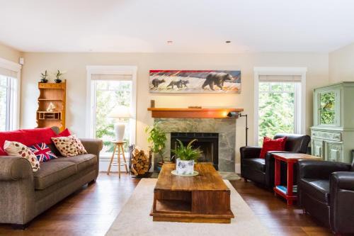 Upper Village House | Spacious Town Home with Private Hot Tub