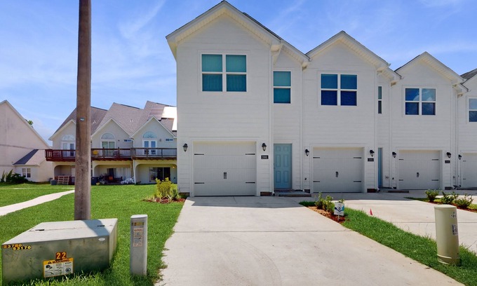 Navarre House | Spacious townhome, dog-friendly w full kitchen & shared pool