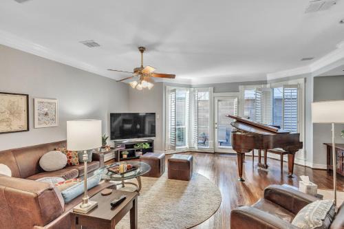 Uptown House | Spacious Urban Uptown Retreat townhouse