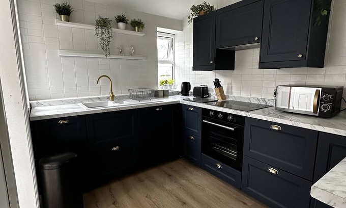 Longford Apartment | Spacious Victorian self contained flat, looking over Oswestry with great views