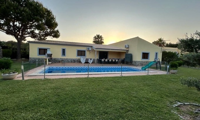 Almancil Villa | Spacious villa with large garden & private pool-quiet area near Quinta do Lago