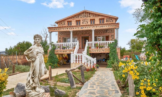 Porzuna Villa | Spacious villa with pool in Porzuna - 90 m² and mountain view