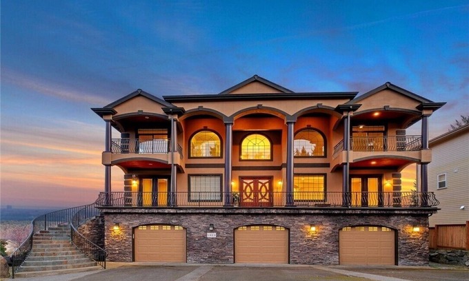 Gig Harbor Villa | Spacious Villa with Indoor Sauna, Outdoor Hot tub, Mountain & Water views!