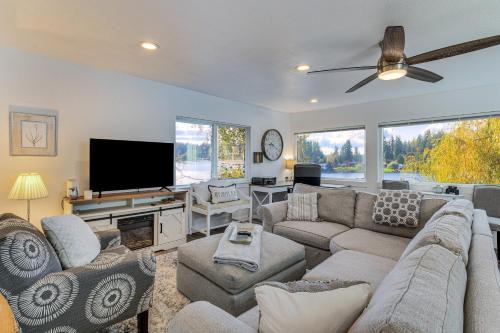 Fort Lewis House | Spanaway Lakefront House Dock, Fire Pit