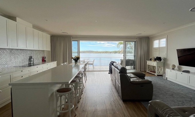 Bonnells Bay House | Sparkle by the Lake at this peaceful direct waterfront luxury home