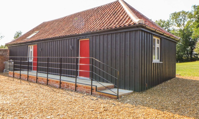 Foxley Cottage | SPARROW BARN, pet friendly in Reepham, Norwich