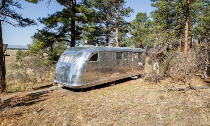 Larkspur House | Spartan Manor 1947 Off Grid and under the stars