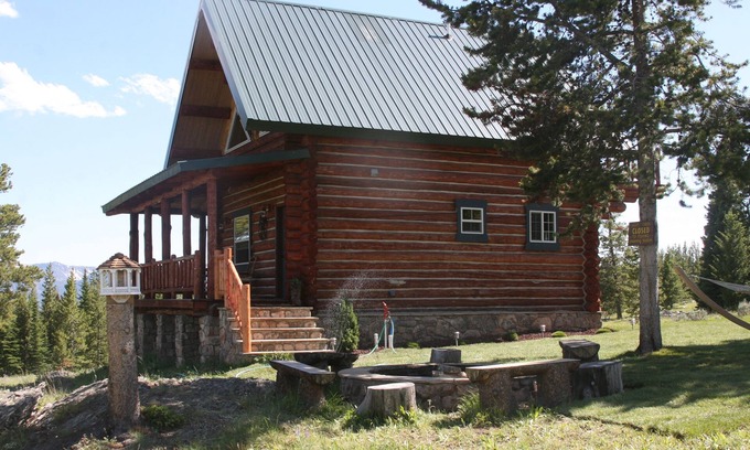 Emigrant Cabin | Special Cabin -Close to Yellowstone w/Remote Setting