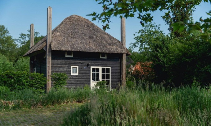 Notter Cabin | Special overnight stay in a Twente Hooiberg with private sauna and hot tub.