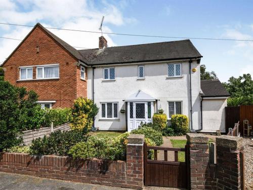 South Ockendon House | Specious 3bed property with parking & large garden
