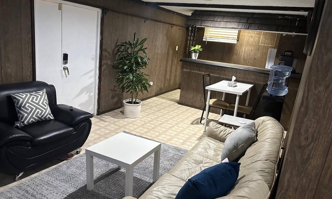 East Kildonan House | Specious cozy basement suite