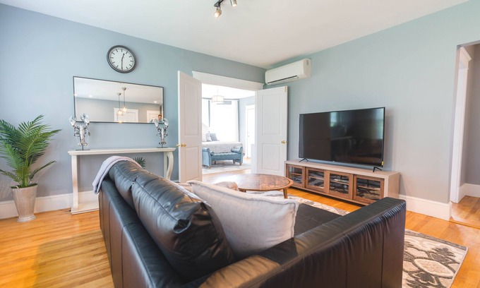Oakdale Apartment | Spectacular 3rd Floor Apt Near Downtown Portland