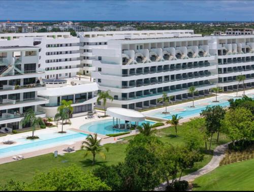 Bavaro Apartment | Spectacular ground floor with direct access to the infinity pool and views of the golf course-G115 Star