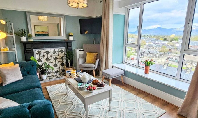 Borth-y-Gest House | Spectacular Harbour and Mountain Views, Porthmadog, Snowdonia, Sleeps 9