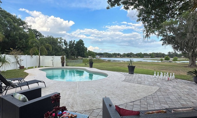 Lutz House | Spectacular Lake Front House