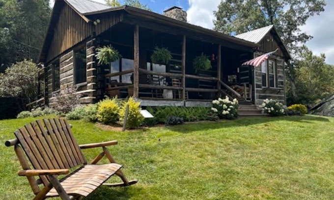 Independence Cabin | Spectacular mountain views at 4000 ft from a secluded log cabin