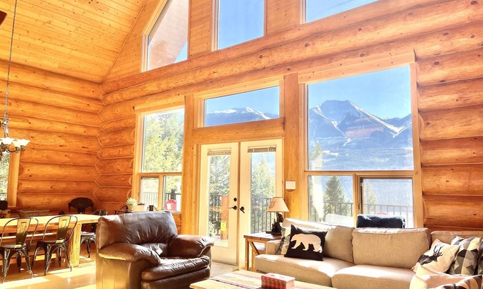 Golden Ski Chalet | Spectacular mountain views in beautiful log chalet