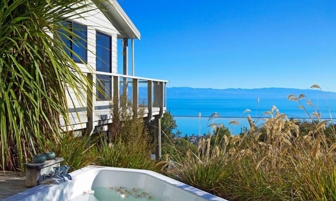 Atawhai House | Spectacular Ocean and Mountain Views