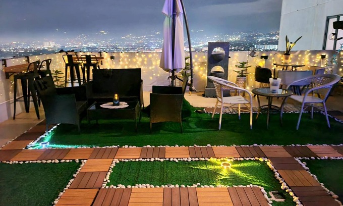 Bagumbayan Condo | Spectacular Penthouse with Balcony @ Eastwood Mall