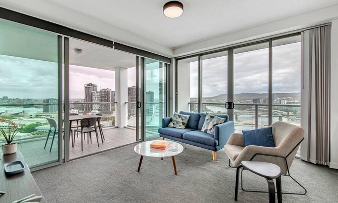 South Brisbane Apartment | Spectacular River View Apartment