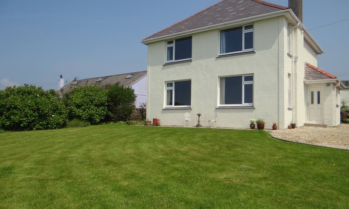 Rhossili House | Spectacular sea views from this family friendly 4 bed holiday home.