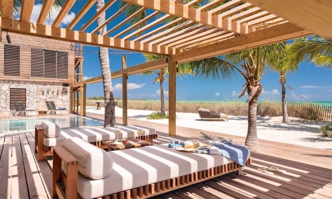 Providenciales Villa | Spectacular spacious 8 bedroom family home