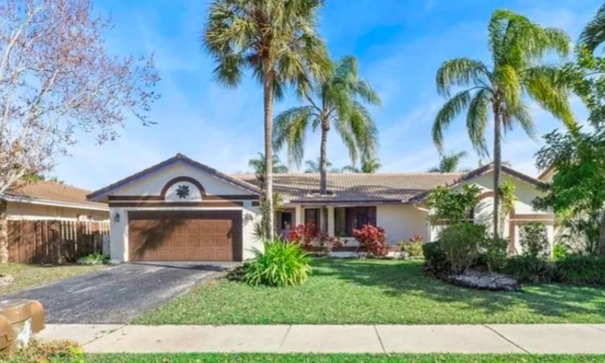 Margate House | Spectacular stylish 4-bedroom home with pool, large screened patio, lake view.