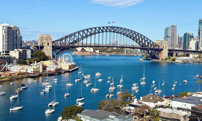 North Sydney Apartment | Spectacular Sydney Harbour Views - Modern 1 bedroom apt with private balcony.