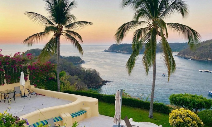 P Chahue Condo | Spectacular View. Oceanfront, 1 BR, 2 story Penthouse.