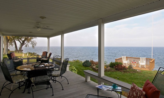 Olcott Cottage | Spectacular Views! Near Niagara Falls NY! 5 Star! Breathtaking Sunsets!